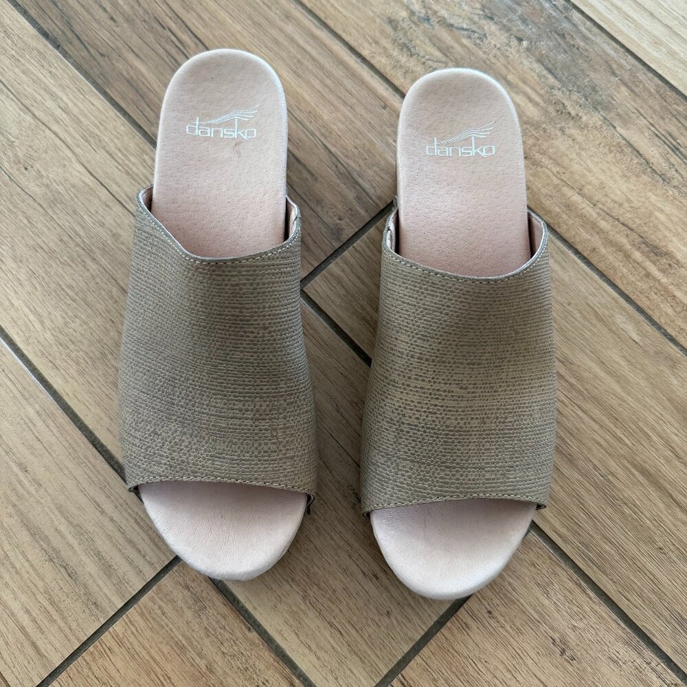 Dansko Maci Textured Leather Sandals Taupe Size 39